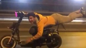 Elektrikli bisiklet sürücüsü, tehlikeye davetiye çıkardı