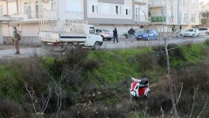 Elektrikli motosikletiyle 2 metrelik şarampole yuvarlandı