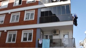 Evde çıkan yangında genç kadın öldü, üvey babası ve kızı kurtarıldı