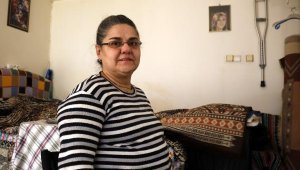 Eve çevirdiği tek odalı dükkanda yaşamını sürdürüyor