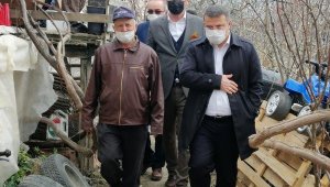 Evi yanan aileye ziyaret