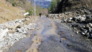 Gazipaşa'da taşkından kapanan yollar ulaşıma açıldı