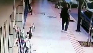 Genç kadın balkondan düştü; kaldırımda yürüyen kişi, saniyelerle kurtuldu