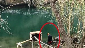 Girdiği derede balçığa saplanan genç kızı, itfaiye kurtardı