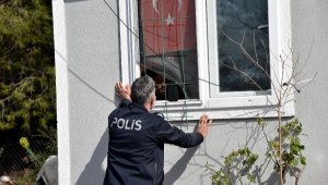 Hazine arazisindeki prefabrik evini yıktırmamak için kendini eve kapattı