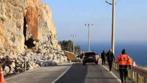 Heyelanda yolu kapatan dev kaya, 15 saatlik çalışmayla kırıldı