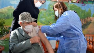 Huzurevi sakinlerine ikinci doz Covid-19 aşısı