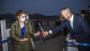 İranlı yolcular güllerle karşılandı