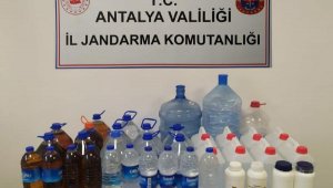 Kaçak içkileri plastik su şişeleri ve damacanada saklamışlar