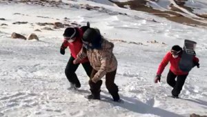 Kayak yaparken mahsur kalan genç kızı, jandarma kurtardı