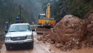 Kemer Belediyesi sağanağa karşı mücadele etti