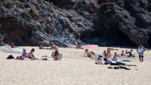 Kısıtlamadan muaf turistler güzel havanın keyfini denizde çıkardı