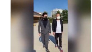 Koronavirüsü yenen Başkan Böcek, oğluyla yürüyüşe çıktı