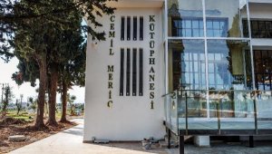 Kütüphane duvarında Dokuma hatırası