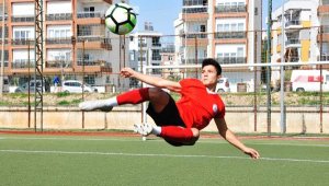 Lösemili Yaşar'ı, futbol aşkı hayata bağladı