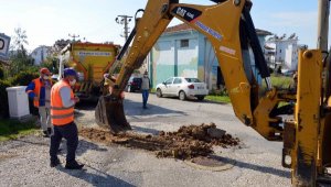 Manavgat Belediyesi yolları düzeltmeye devam ediyor
