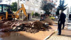 Memurevleri, patlayan su borusu yüzünden 'Venedik' gibi oldu
