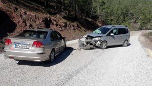 Otomobille hafif ticari araç çarpıştı: 2'si çocuk 5 yaralı