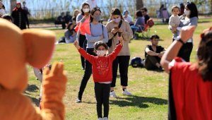 Park ve meydanlar çocuk sesleri ile şenlendi