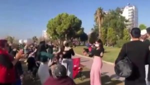 Roman havasını duyunca virüsü unutup parkta göbek attılar
