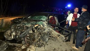 Serik'te çarpışan iki otomobilden biri dereye uçtu: 6 ölü