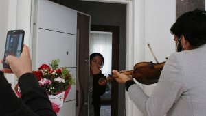 Sevgiliye, keman eşliğinde çiçek servisi