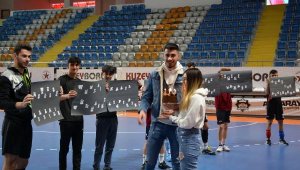 Spor salonunda sevgiliye sürpriz kutlama