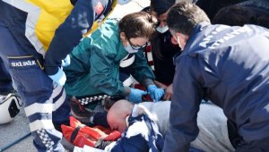 Ters yönden seyreden motosiklet sürücüsü, lüks cipin altında kaldı