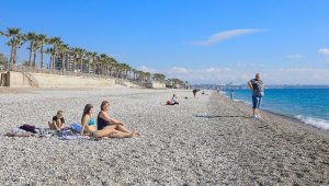 Turistler, Antalya'nın dünyaca ünlü sahilinin ve denizin keyfini sürdü