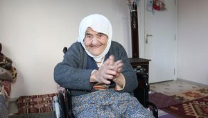 102 yaşındaki Fatma Nine'nin tekerlekli sandalye mutluluğu