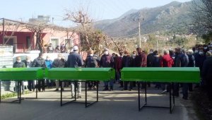 5 kişinin öldüğü kazada baba, anne ve oğul yan yana toprağa verildi