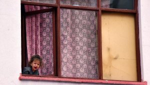 Ailesinin evde tek başına bıraktığı minik Bebil'i, itfaiye kurtardı