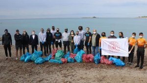 Alanya'da kamp yapan ABD'li bisikletlilerden sahil temizliği