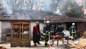 Anne- oğulun yaşadığı gecekonduda çıkan yangın büyümeden söndürüldü