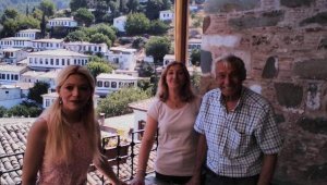 Anne ve babası ile ablasını öldürüp intihar etti - Yeniden