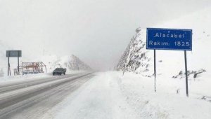 Antalya- Konya karayolunda kar yağışı etkili oldu
