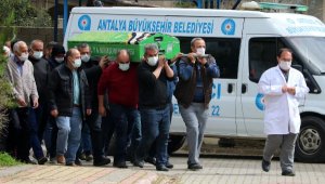 Antalya'da, eşini tabancayla vurarak öldüren koca adliyede