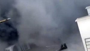 Antalya'da korkutan yangın; terasa çıkıp yardım istediler