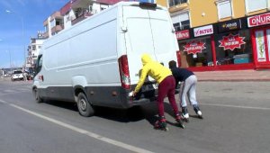 Antalya'da patenli gençlerin tehlikeli yolculuğu