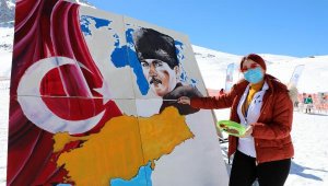 Antalya'nın zirvesi Saklıkent'te kar üzerinde resim yaptılar