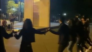 Antalyalı gençler, 'turuncu' riske rağmen halay çekip eğlendi