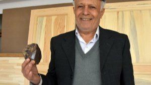 Bahçesinde bulduğu gök taşını satılığa çıkardı
