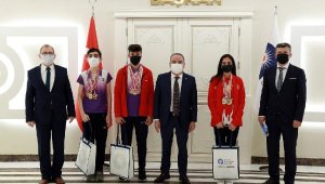 Başkan Böcek başarılı sporcuları ağırladı
