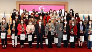 Başkan Böcek, kadın personelinin Kadınlar Günü'nü çiçekle kutladı