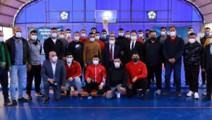 Başkan Böcek'ten güreşçilere ziyaret