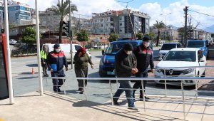 Bekçinin tuvalete gitmesini bekleyip, 17 bin liralık kabloyu çaldılar