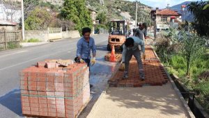 Büyükşehir, Finike Atatürk Caddesi'nin kaldırımını yeniliyor
