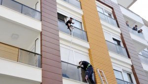 Camla panjur arasında sıkışan güvercin, imeceyle kurtarıldı
