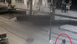 Çevredekilerin izlediği kavgaya yoldan geçen kadın müdahale etti
