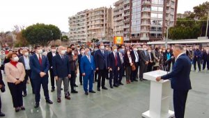 Cumhuriyet Meydanı'nda anıta çelenk